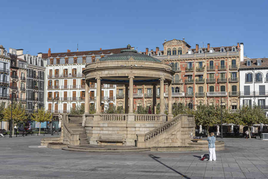 Pamplona 007 - plaza del Castillo.jpg